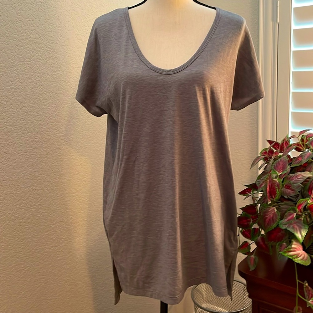 BCBG vintage Tunic length medium high-low gray short sleeved t shirt.